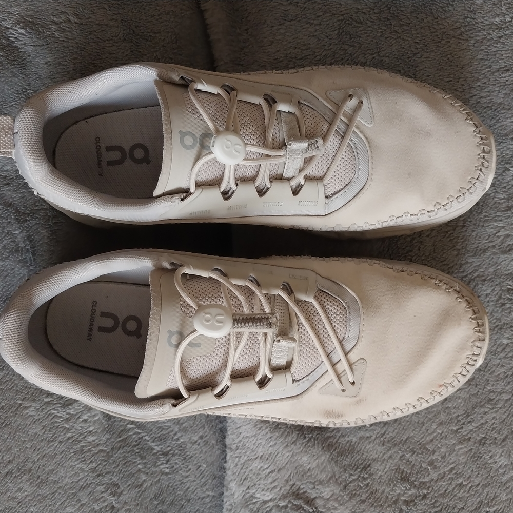 On Running Women's Cream Lace-Free Cloud Sneakers Waterproof